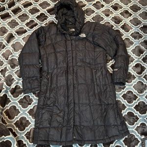 North Face long Black down coat size Large